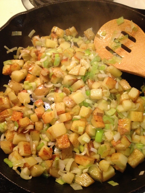 Potatoes and leeks in the skillet
