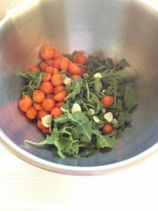 Arugula, garlic and tomatoes for the crostata