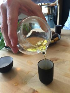 jeff-pouring-oolong-tea-saku-tea