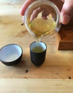 pouring-oolong-tea-at-saku
