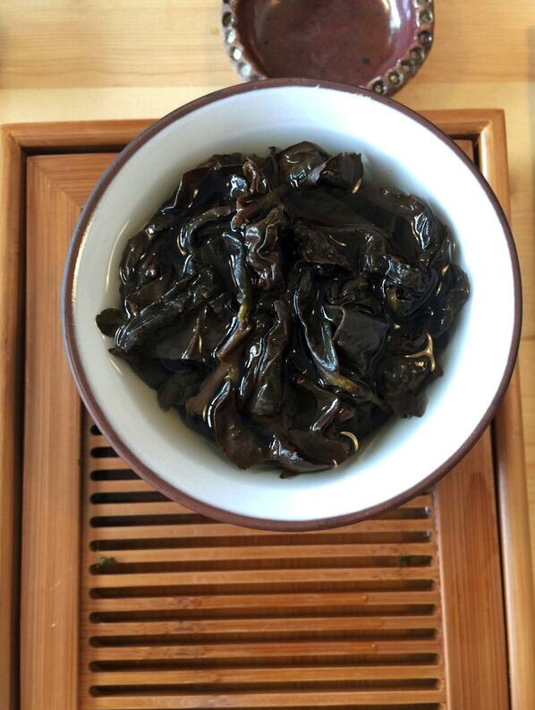 steeping-oolong-tea-leaves-saku-tea