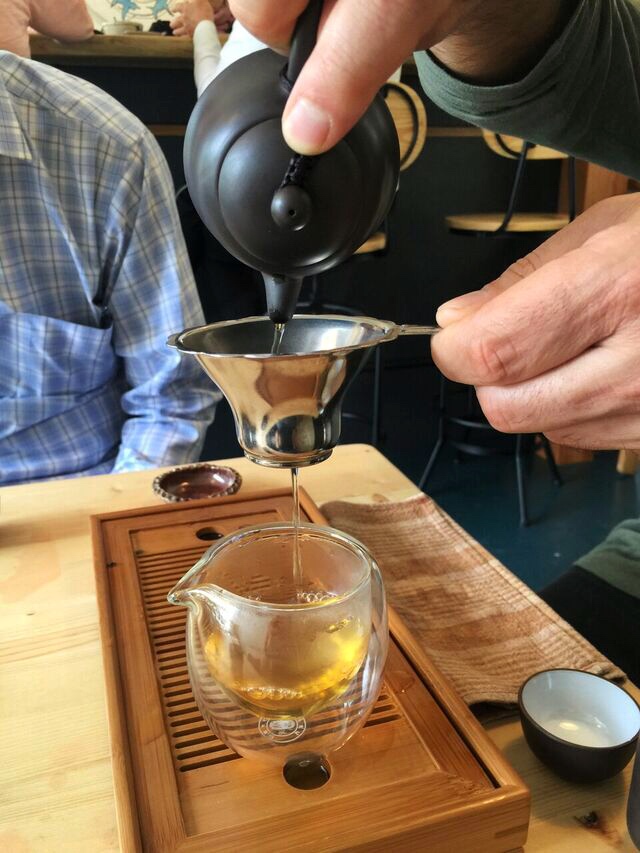 teapot-and-strainer-saku-tea