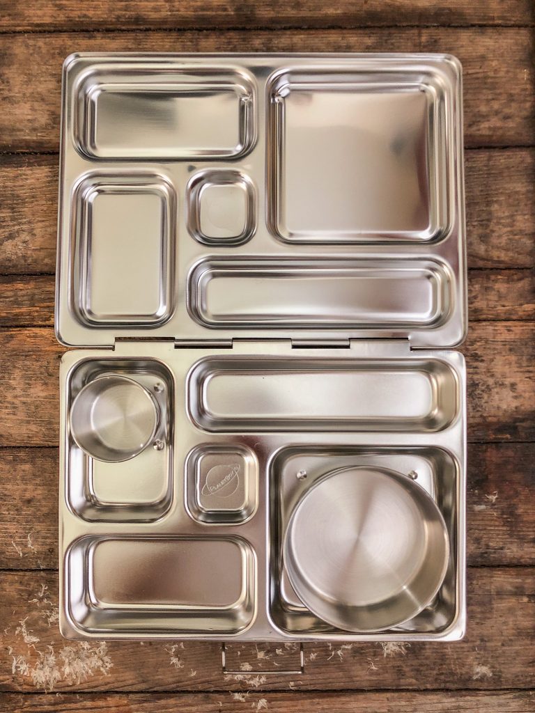 Metal lunch box with compartments